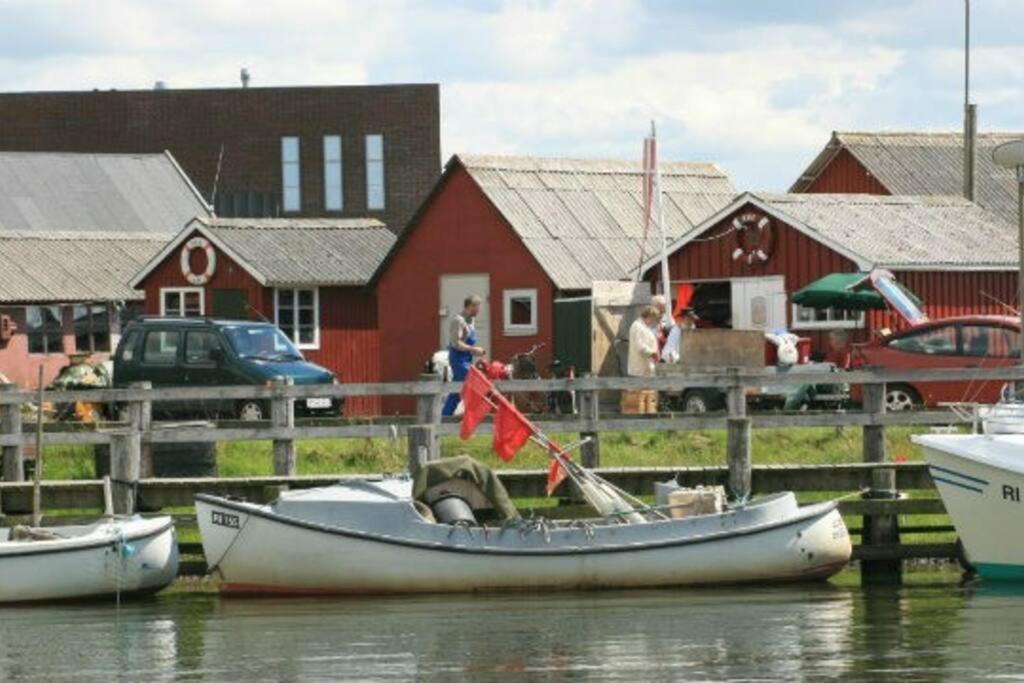 Hyggeligt Lille Byhus Lige Mellem Havnen Og Bytorv 링쾨빙 외부 사진