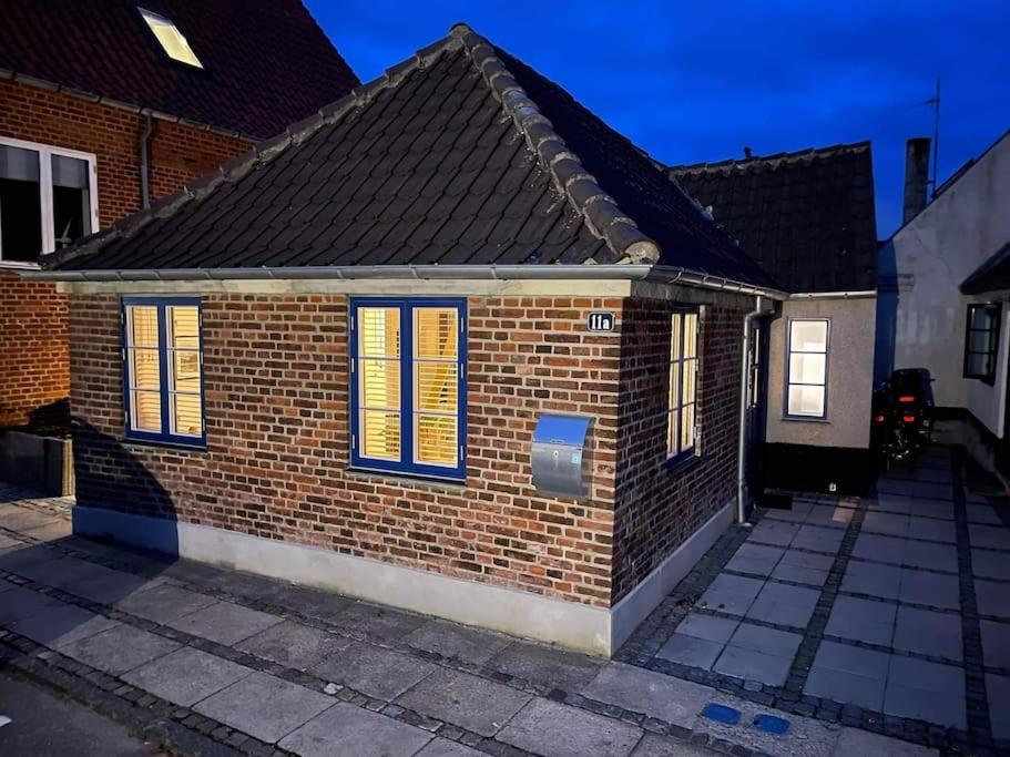 Hyggeligt Lille Byhus Lige Mellem Havnen Og Bytorv 링쾨빙 외부 사진