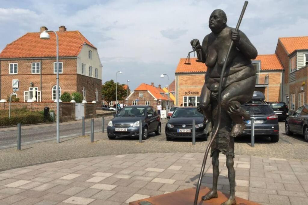 Hyggeligt Lille Byhus Lige Mellem Havnen Og Bytorv 링쾨빙 외부 사진
